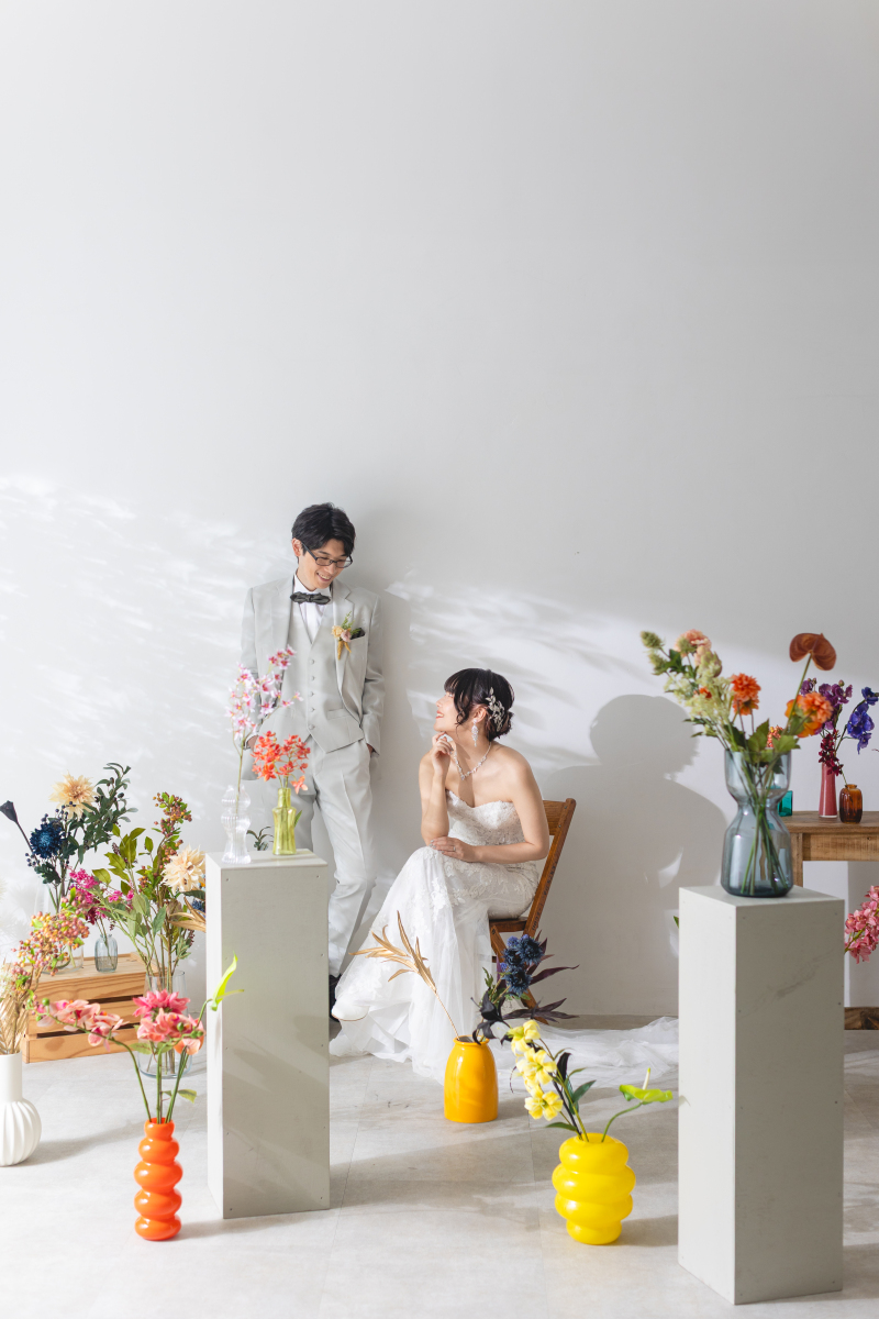 見つめあって微笑む二人