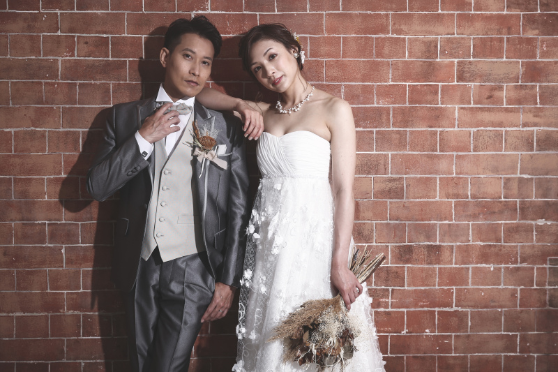 赤レンガのような背景も