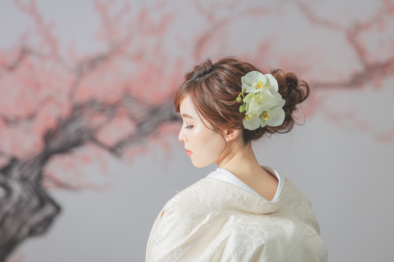 胡蝶蘭の髪飾りで華やかに