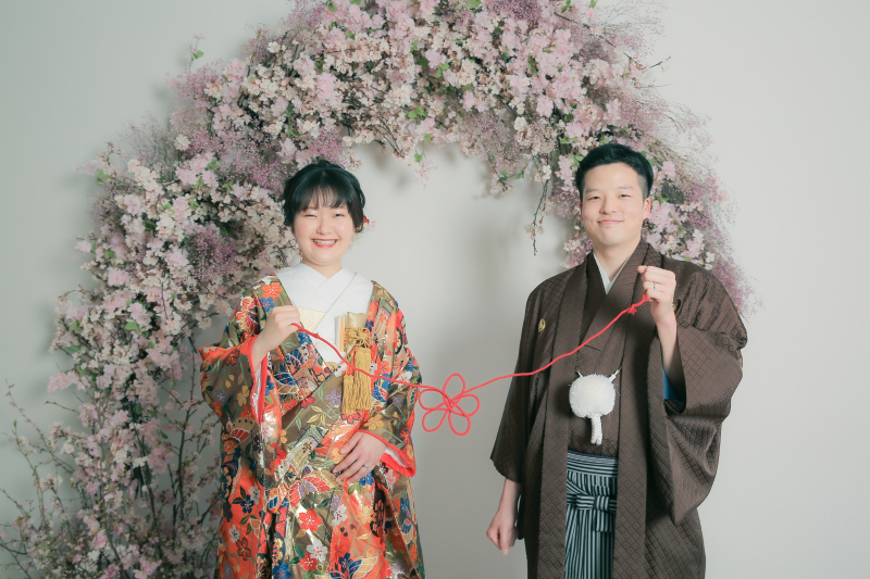 赤い糸で繋がれた二人