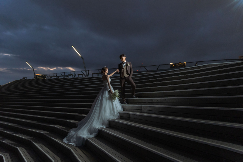 手を取り合って