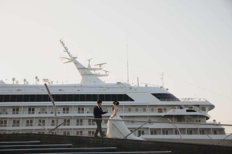 クルーズ船をバックに