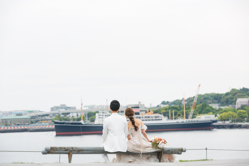 ベンチに座って...