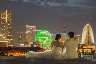 屋内庭園スタジオと大桟橋の夜景で