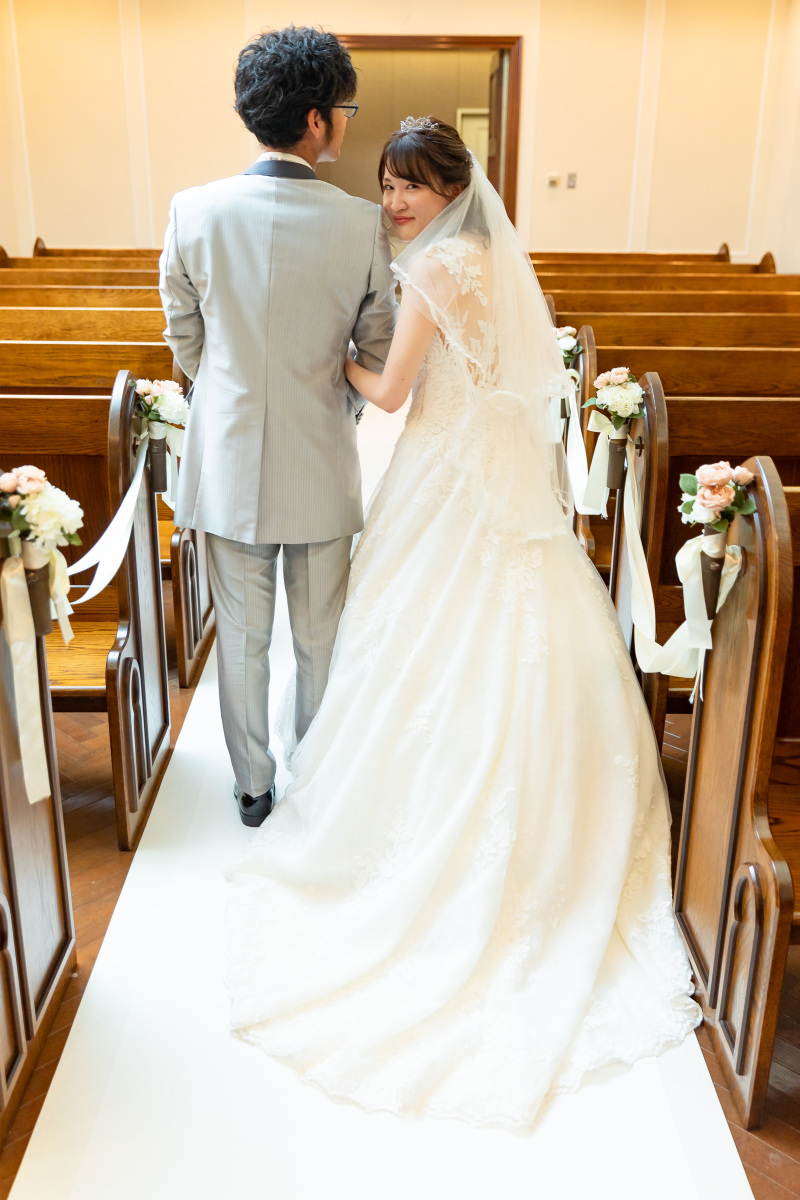 寄り添って歩く2人