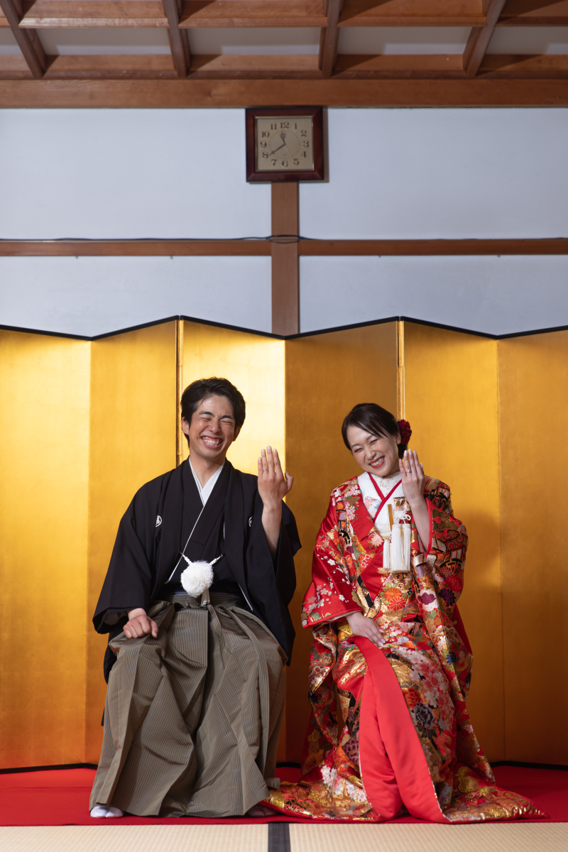 婚礼写真にはめでたい金屏風を！