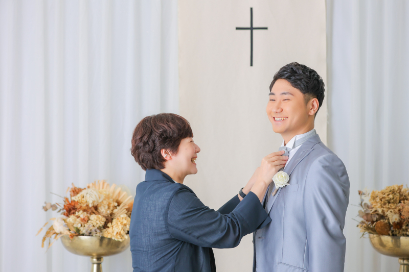 結婚式風に、お母様からタイを整えて