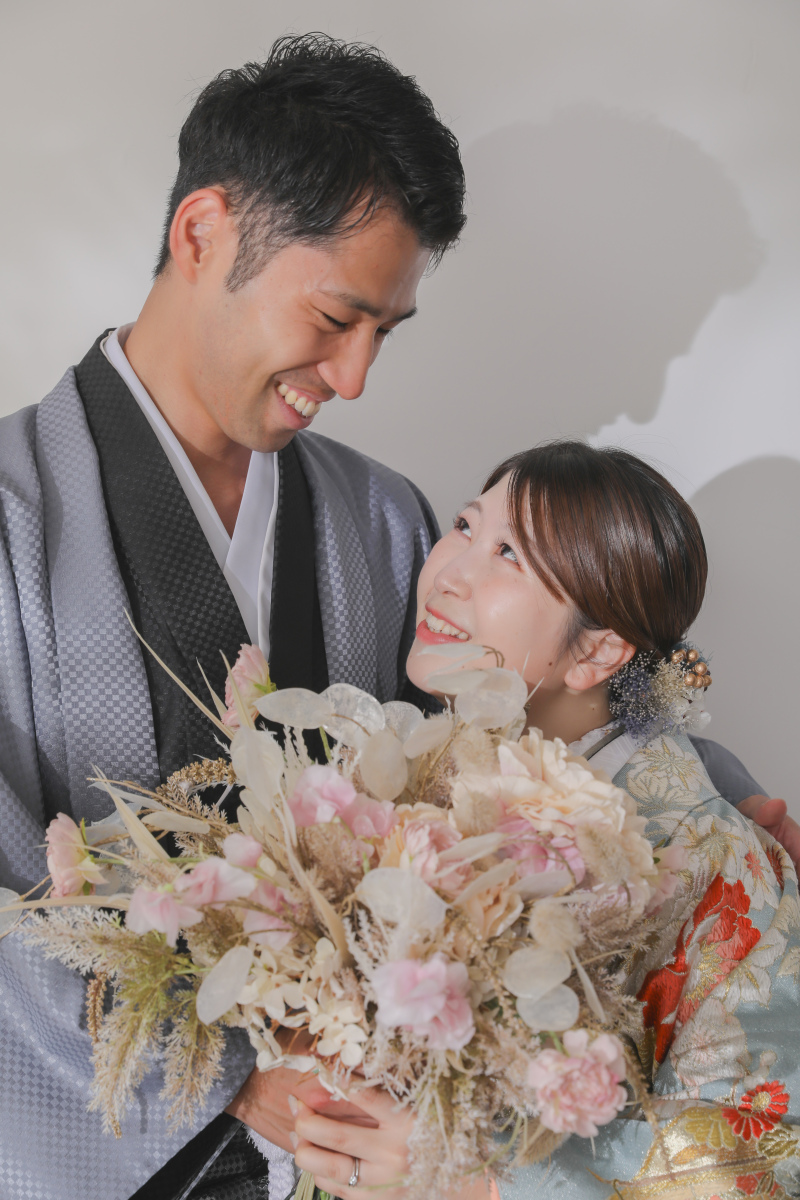 一緒に花束を持って