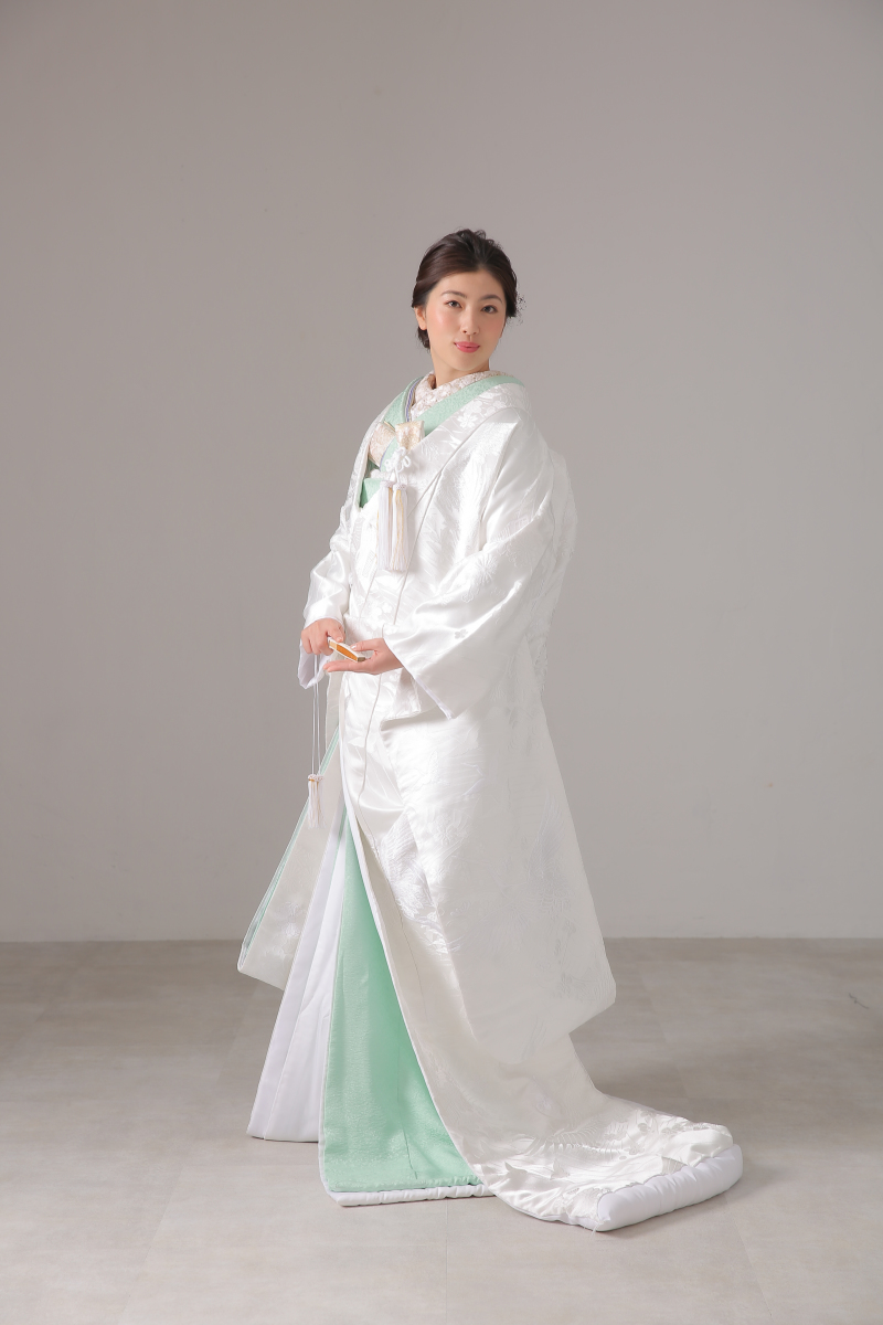日本のウェディングドレスとも言われる白無垢姿