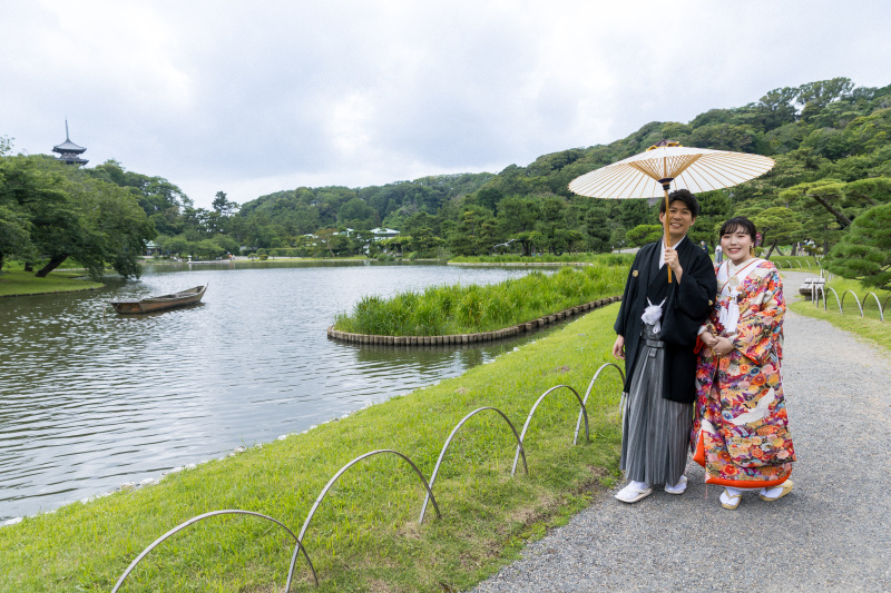 池の周りを散歩