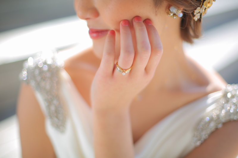 左手の薬指に輝く