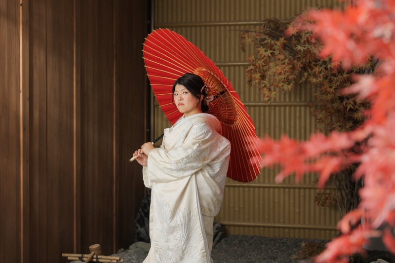 白無垢に赤の和傘◎