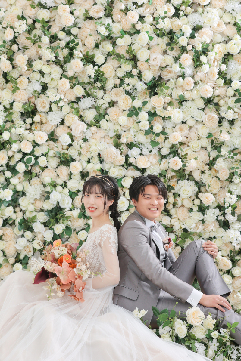 フラワーフォールの前で座って撮影