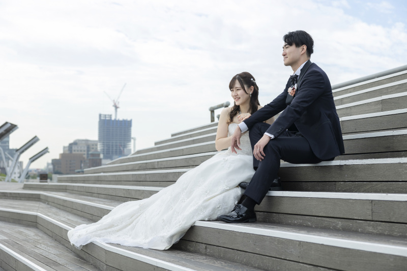 階段で座っている姿も