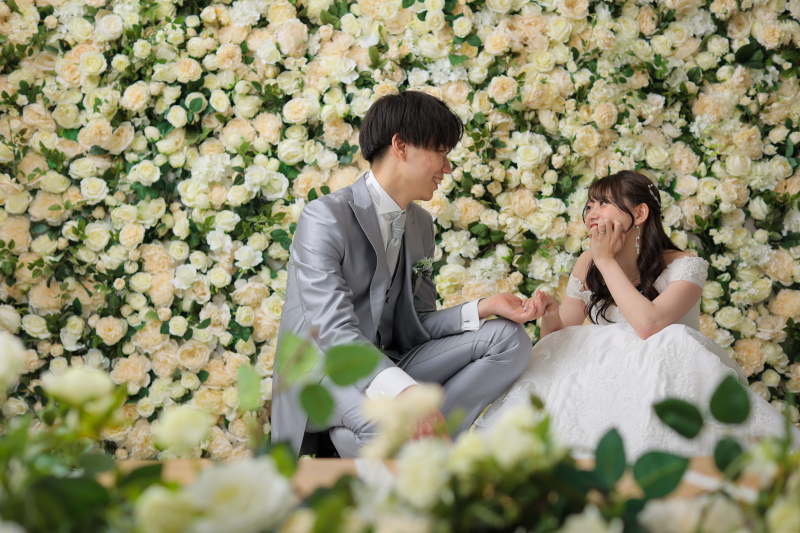 手を取り合って