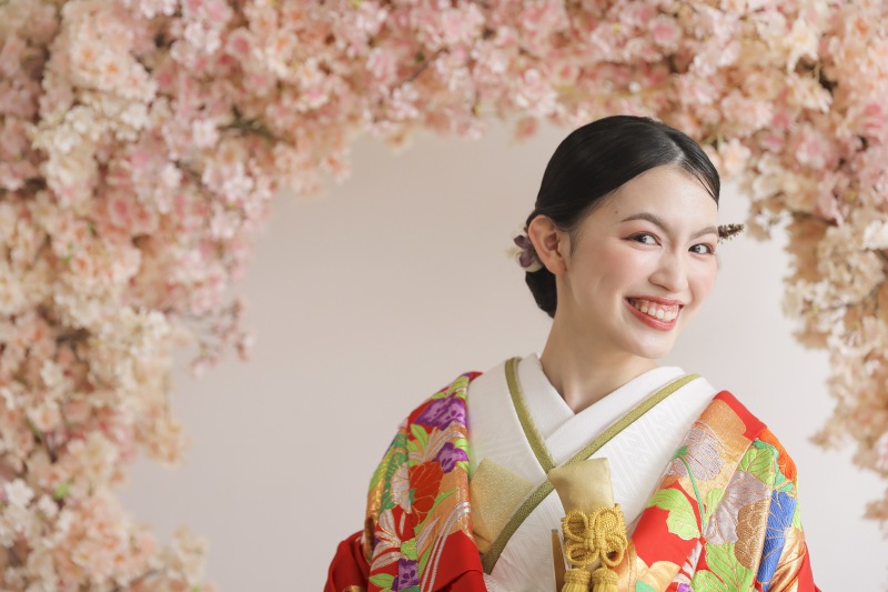 桜のアーチを背景に