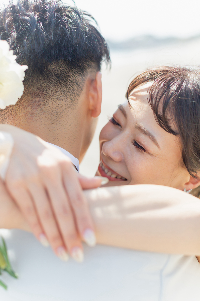 新郎様をギューっと!