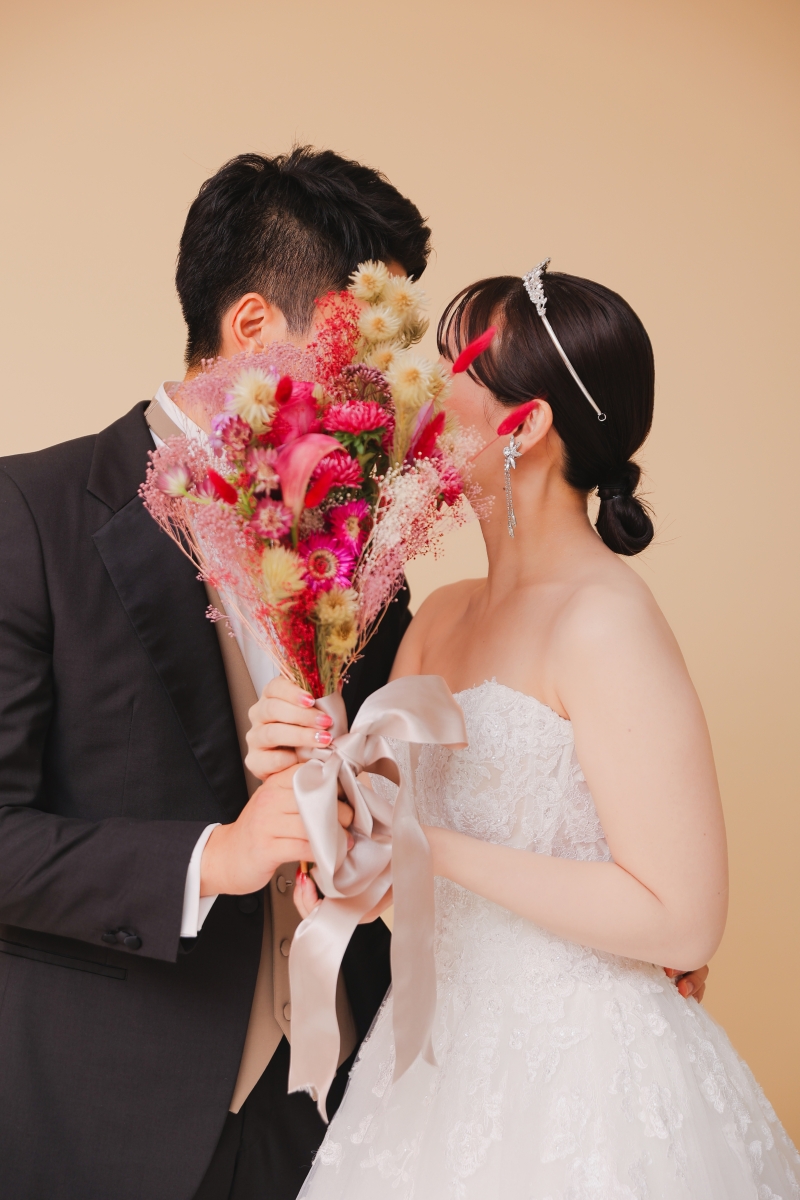 ブーケに隠れて