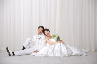 二人が映えるシンプル洋装スタジオ