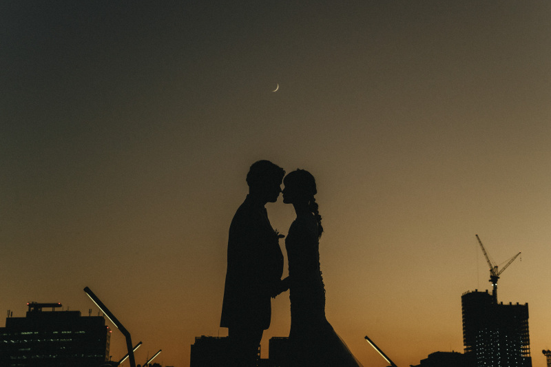 美しい夕日が大桟橋をオレンジ色に