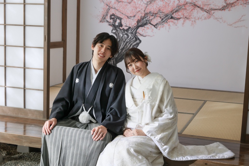 肩を寄せ合い、畳の上でほっと一息