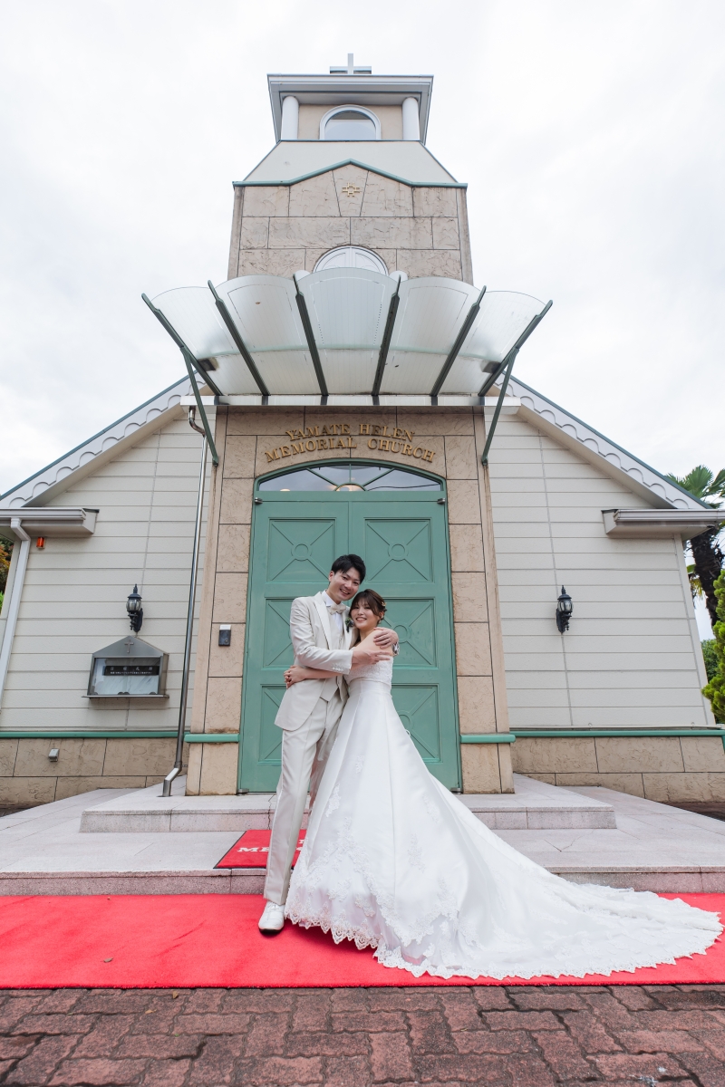 教会の前でぎゅっと