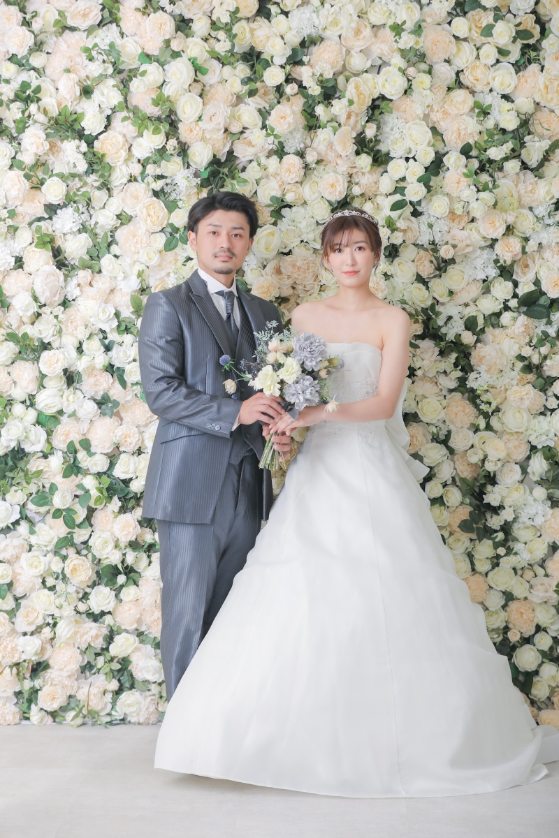 花壁でブーケを持って