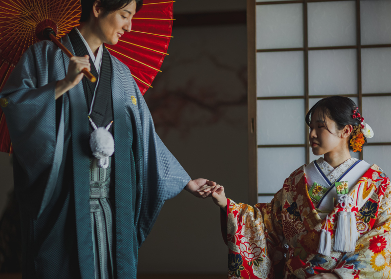 赤い和傘に包まれて