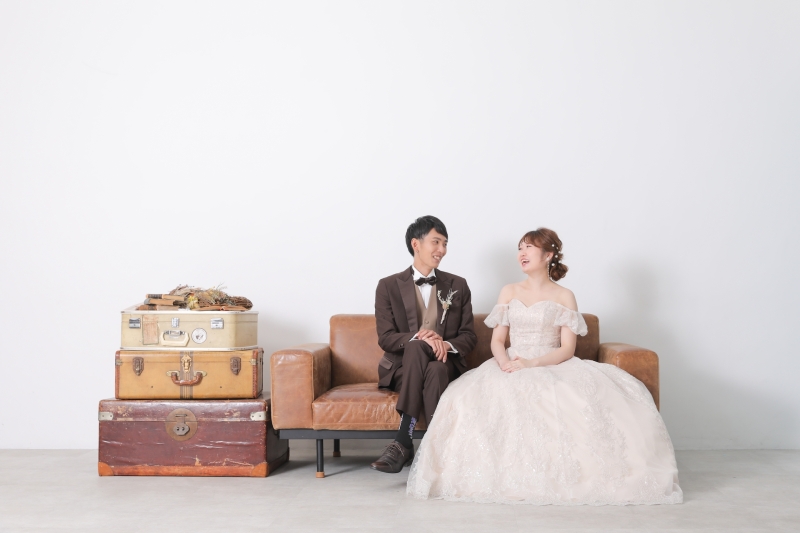 ソファーに腰掛けて談笑カット