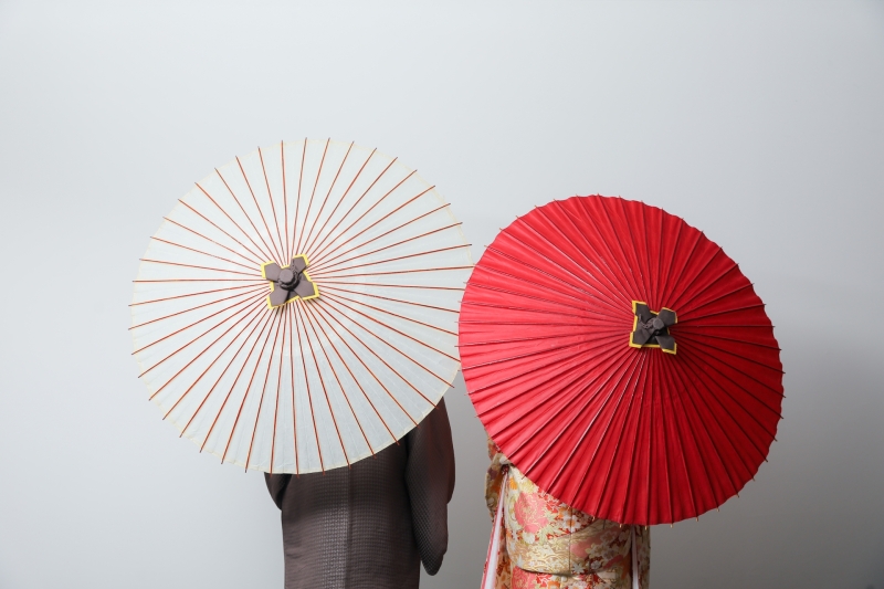 白壁は和傘も映える！