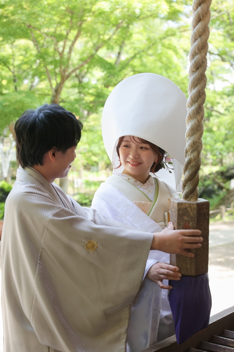 手を取り合って