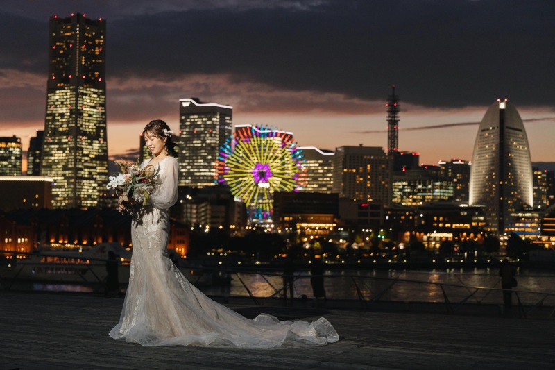 夜景を背景に新婦様のソロカットを