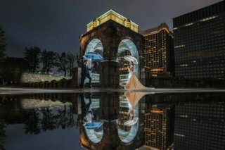 雨の中でこそよりドラマチックに。
