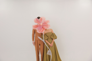 ビックフラワーでお二人のお顔は隠れておしゃれな1枚です！