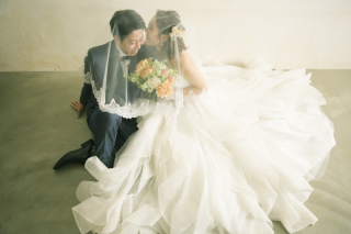 ふわふわのドレスに包まれたお嫁様♡ベールの中でこっそり　ちゅっ♡スタジオは座るポージングもできるので、ドレスに包まれたお姫様カットも撮れるのが魅力的です♪