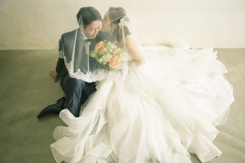 ふわふわのドレスに包まれたお嫁様♡ベールの中でこっそり　ちゅっ♡スタジオは座るポージングもできるので、ドレスに包まれたお姫様カットも撮れるのが魅力的です♪