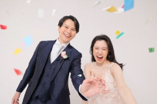 普段上に投げるコンフェッティーをカメラ側に投げてもらったら、躍動感のあるお二人を撮影できました！！