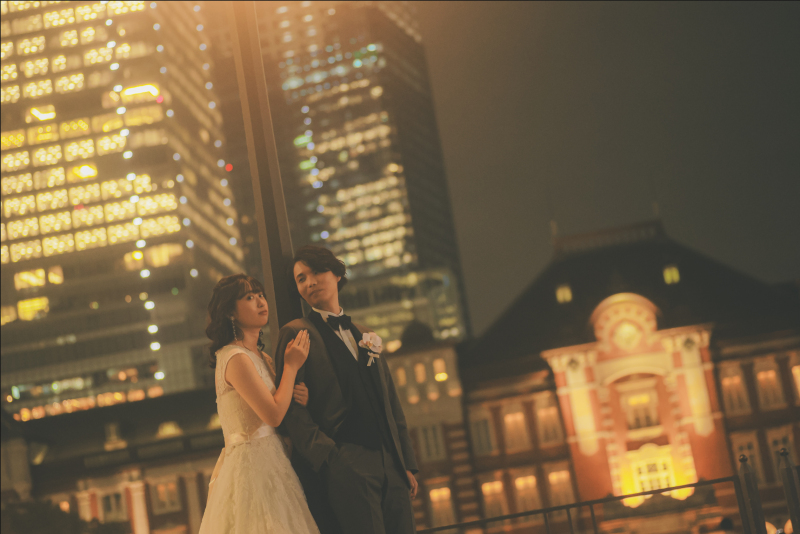 夜景の定番になった東京駅でもラフな雰囲気で