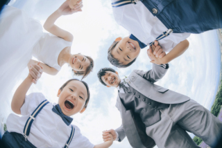 元気いっぱいの仲良しファミリー。パワフルで笑顔がとても素敵で様々な角度からこの家族の姿を写真に収めたいと思い、寝転んだ私をお互い見下ろすシチュエーションを提案しました。