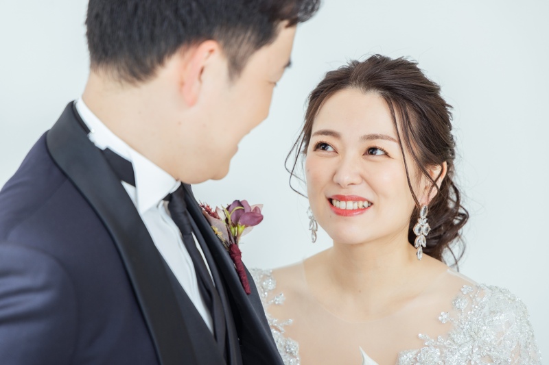 【シンプルに婚礼写真を残す】洋装スタジオ◇基本台紙+1カットデータ◇美肌ライブレタッチ付