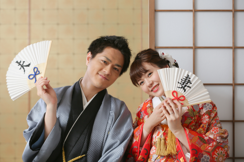 オリジナルの扇子でポーズ！