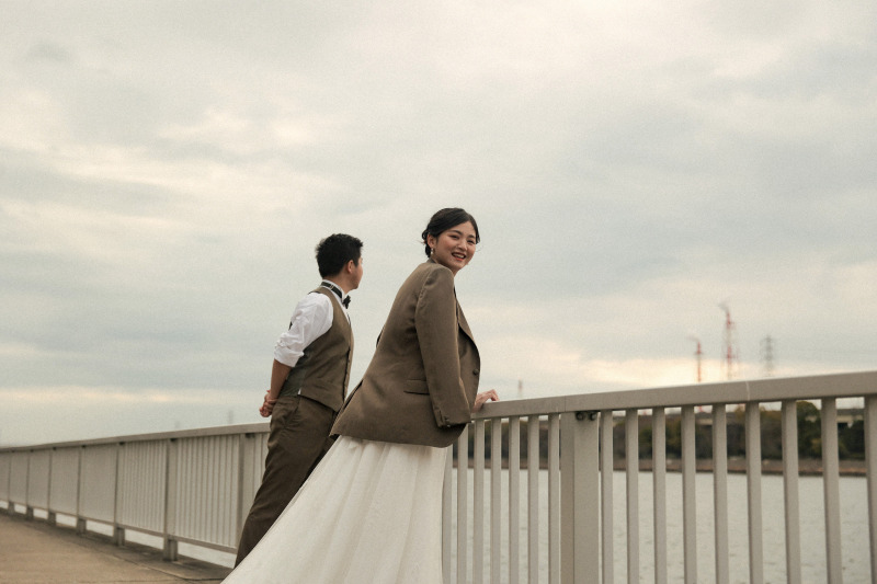 新郎様のジャケットを羽織って