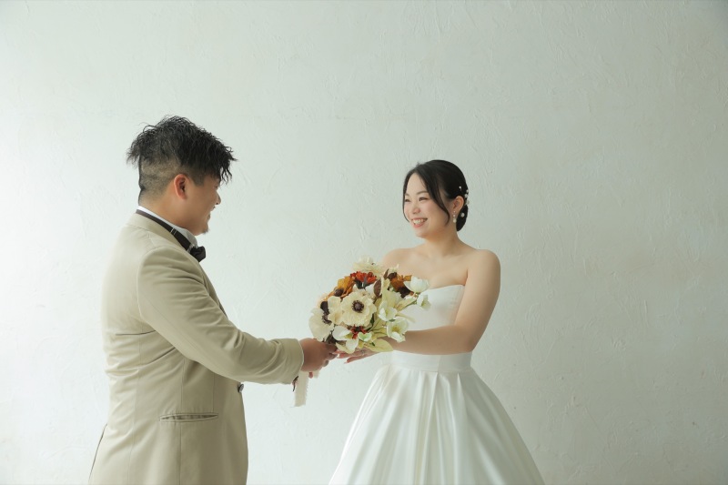 花束を手渡す新郎様