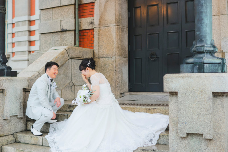 はにかみながら