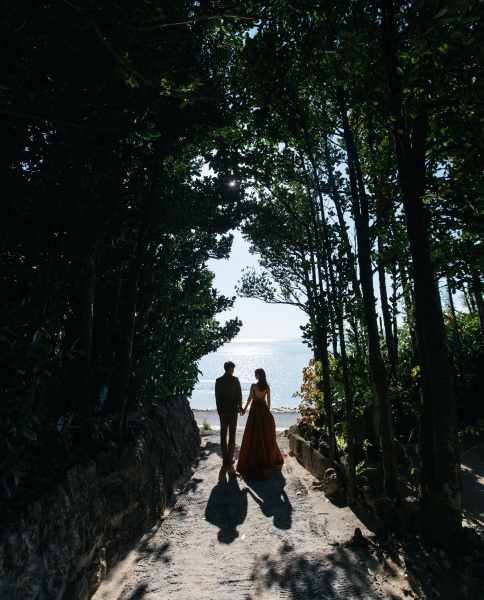 光の中に進む、希望に満ちた道