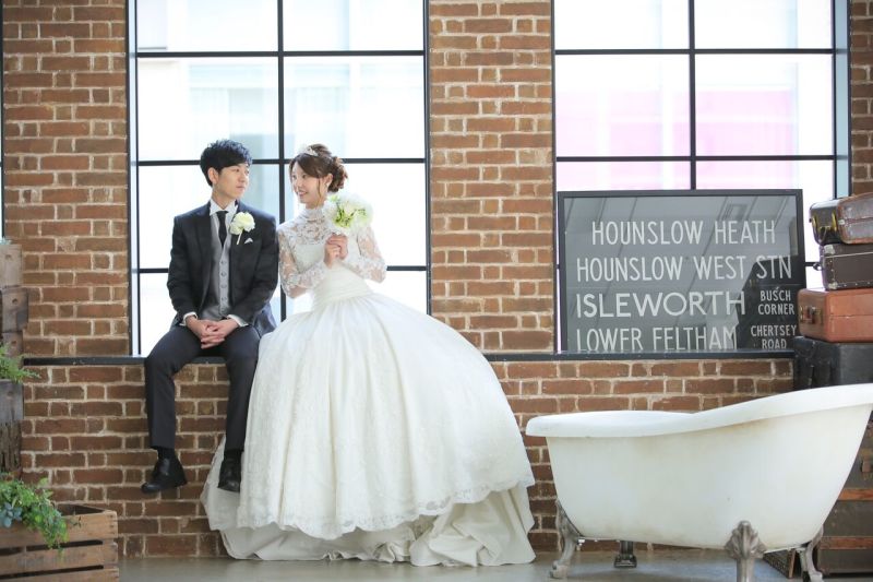 レンガの窓辺に腰掛けて…