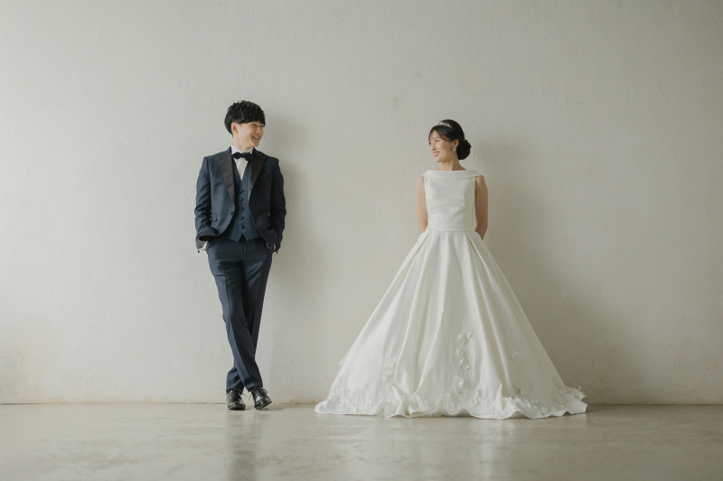 シンプルな白壁の前でも