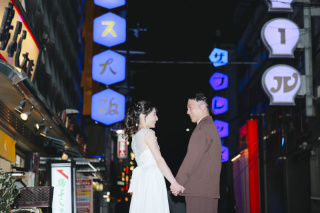 ネオンが輝く夜なんばロケーション･:*+.:+