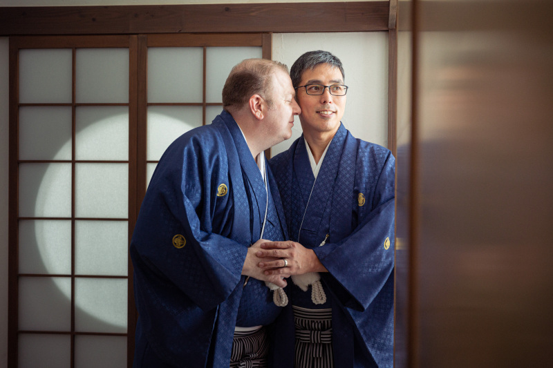 手を取り合って