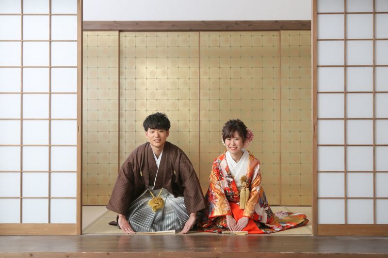 畳で正座をして、ごあいさつのポーズ！